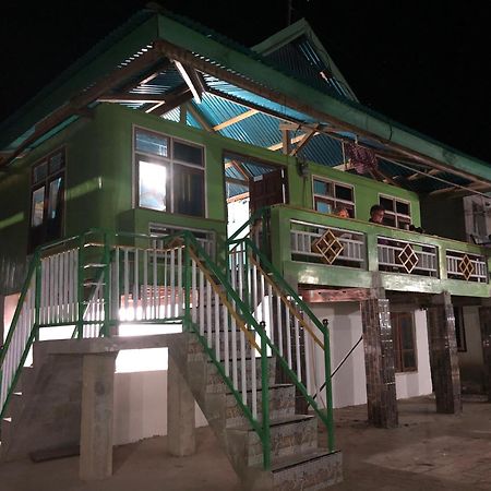 Dua Putri Komodo Homestay المظهر الخارجي الصورة